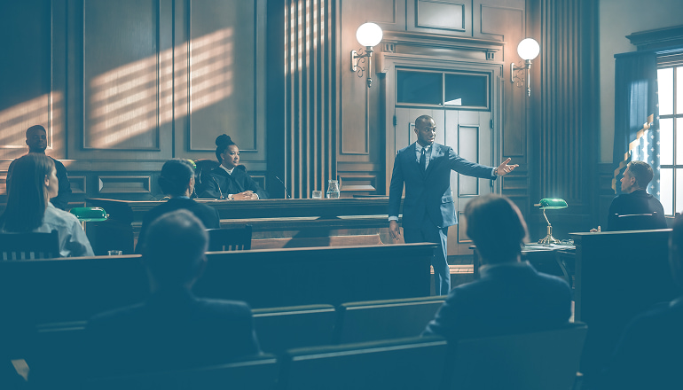 abogado dando el turno de palabra a los testigos en mitad de un juicio con la juez, el público, la víctima y el culpable.